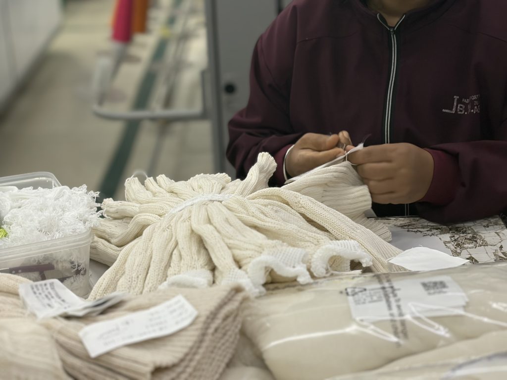 QR-based  SFG tracking in knitwear manufacturing